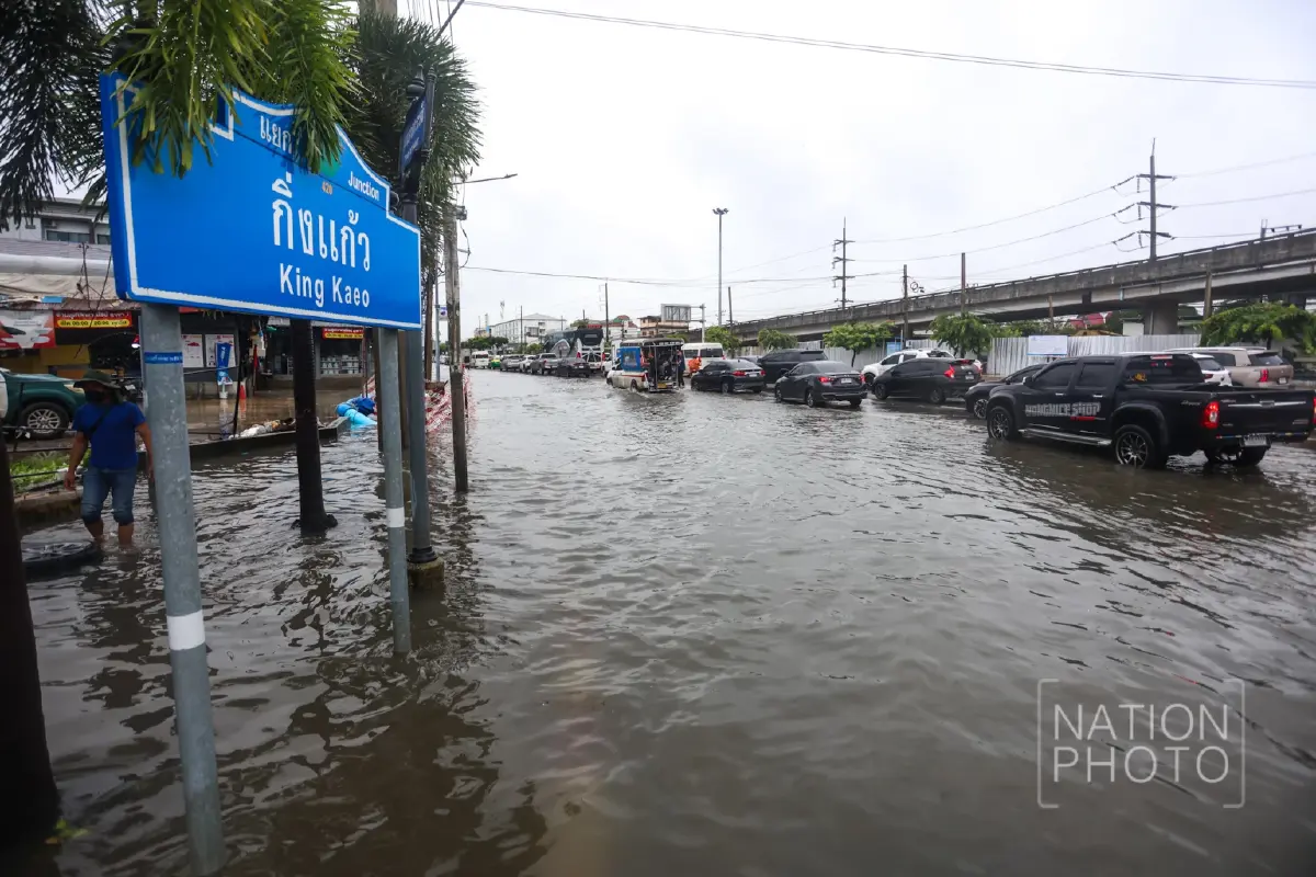 'แยกกิ่งแก้ว-ลาดกระบัง' จมอ่วม! ฝนตกทั้งคืน น้ำท่วมมิดทางเท้า