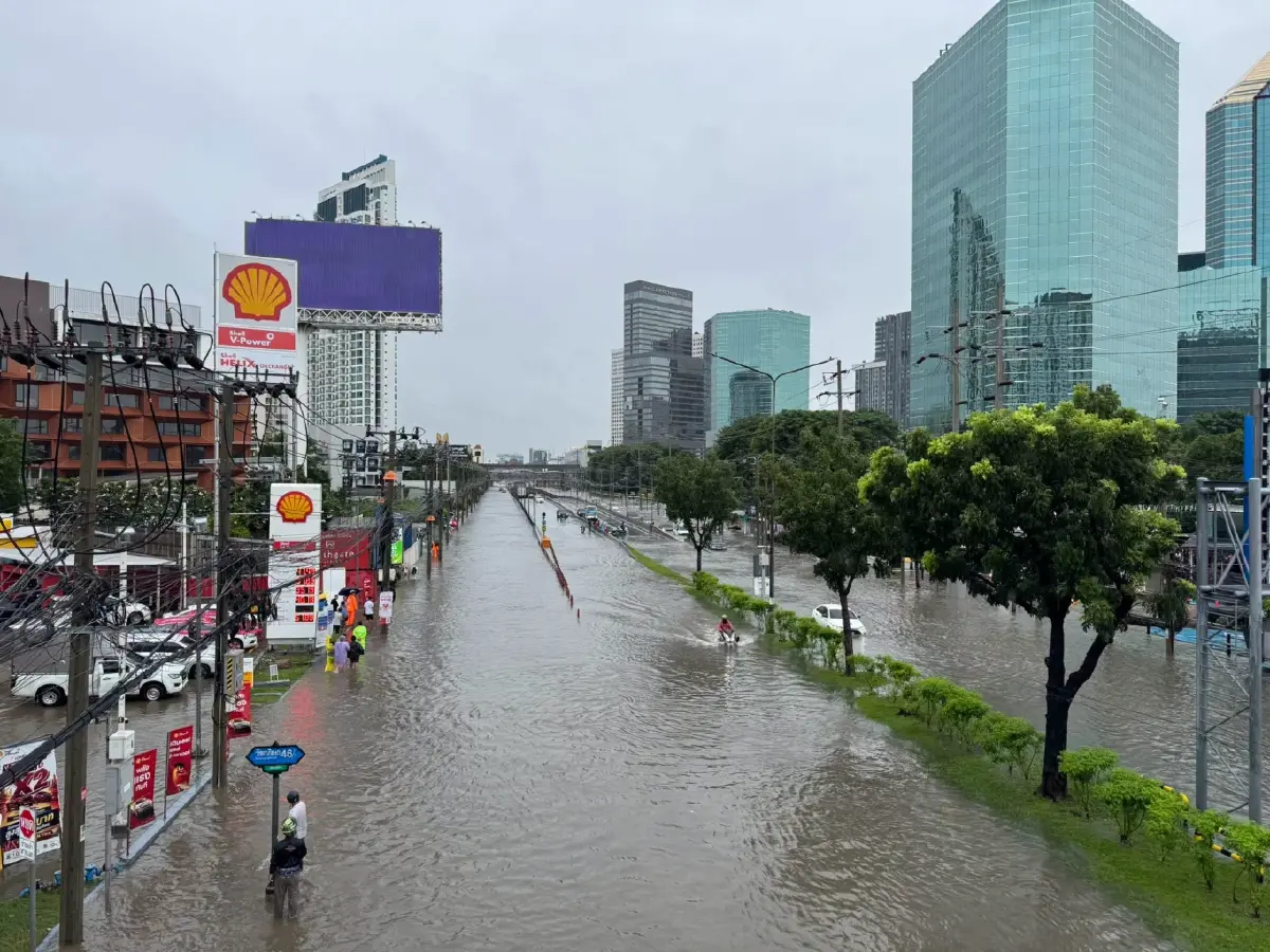 ใครทันใครได้! น้ำท่วมกรุงเทพ 2569 รัชดาฯ โคม่า ตุนอาหาร 7-11 เกลี้ยง พบฝนแช่อีก