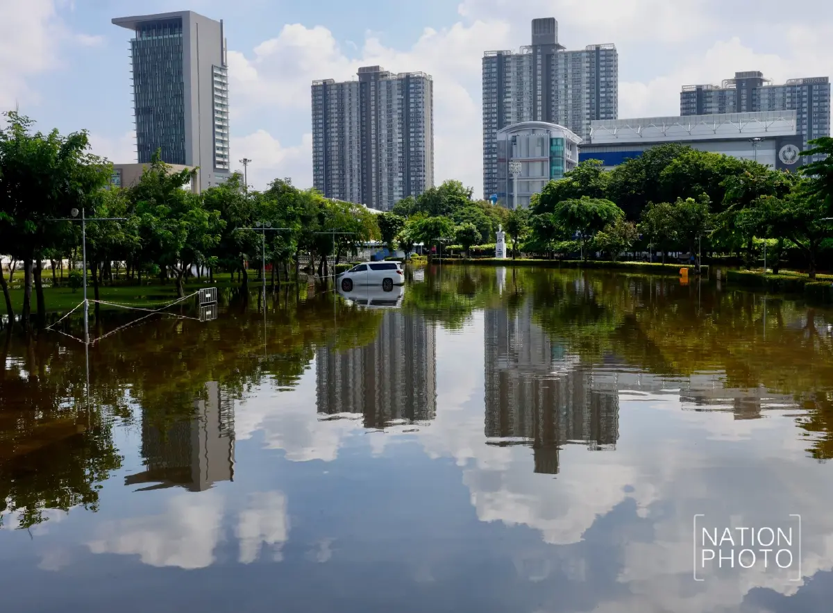 ภาพชุดวันนี้ น้ำท่วมขังรอบสนามราชมังคลาฯ ย่านหัวหมาก