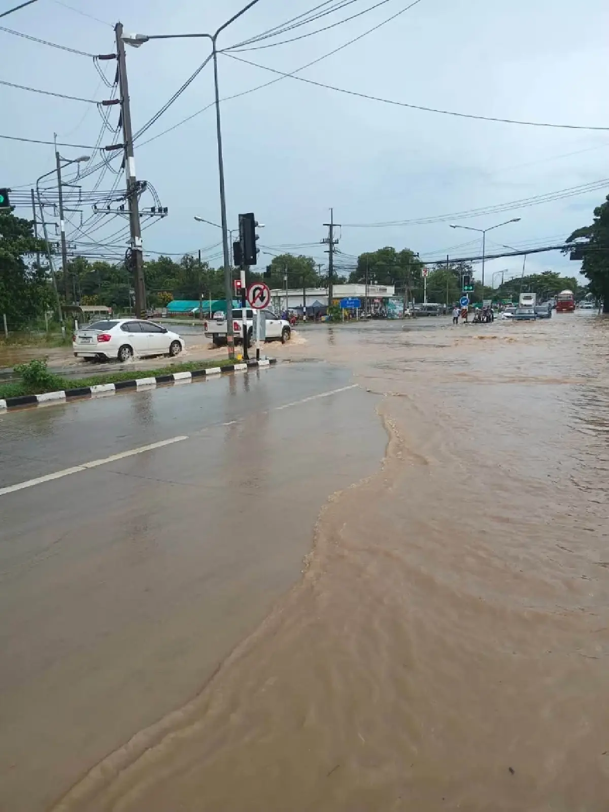 ฝนตกหนักมวกเหล็ก สระบุรี น้ำหลากท่วมบ้าน-ถนน กระทบกว่า 25 ครัวเรือน