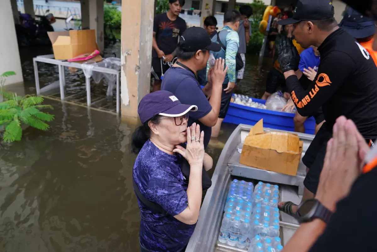 กลุ่ม ปตท. ส่งมอบอาหาร - น้ำดื่ม ให้ผู้ประสบอุทกภัยพื้นที่กรุงเทพและปริมณฑล