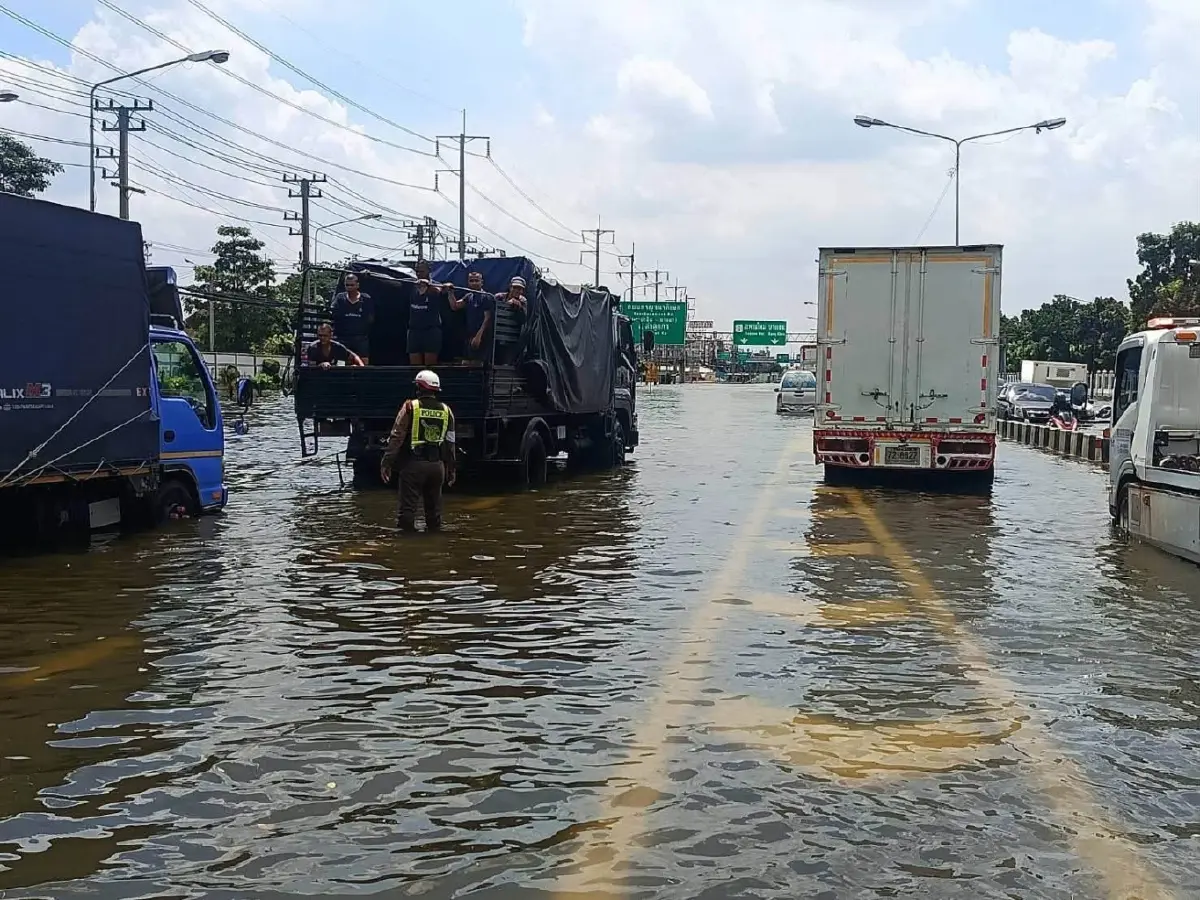 เช็กเส้นทาง! น้ำท่วมหน้าอนุสรณ์สถาน 40-70 ซม. ปิดเลี้ยวเข้าลำลูกกา