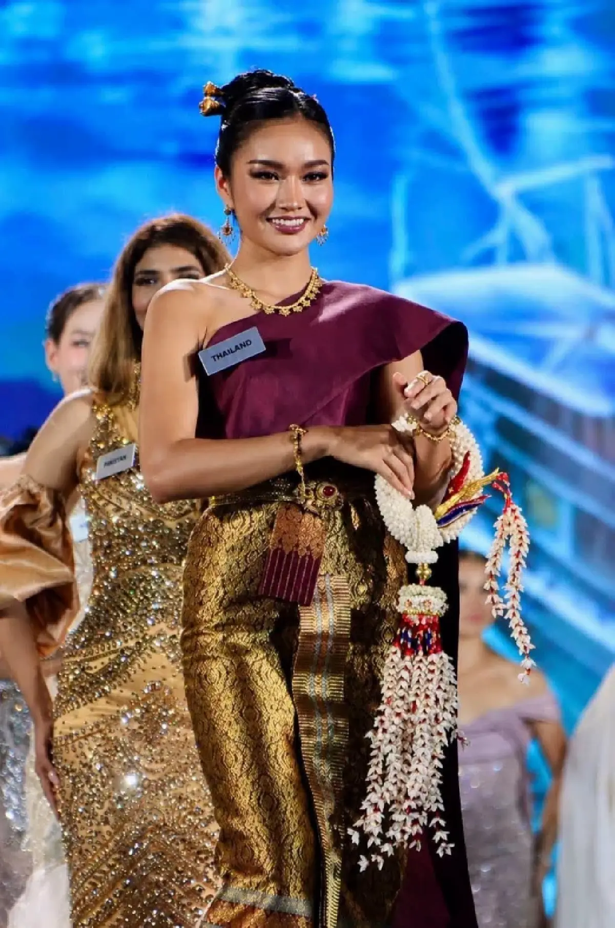 LIVE มงลง เชียร์ น้ำผึ้ง กานต์ธีรา ถ่ายทอดสด Miss World 2026 รอบตัดสิน
