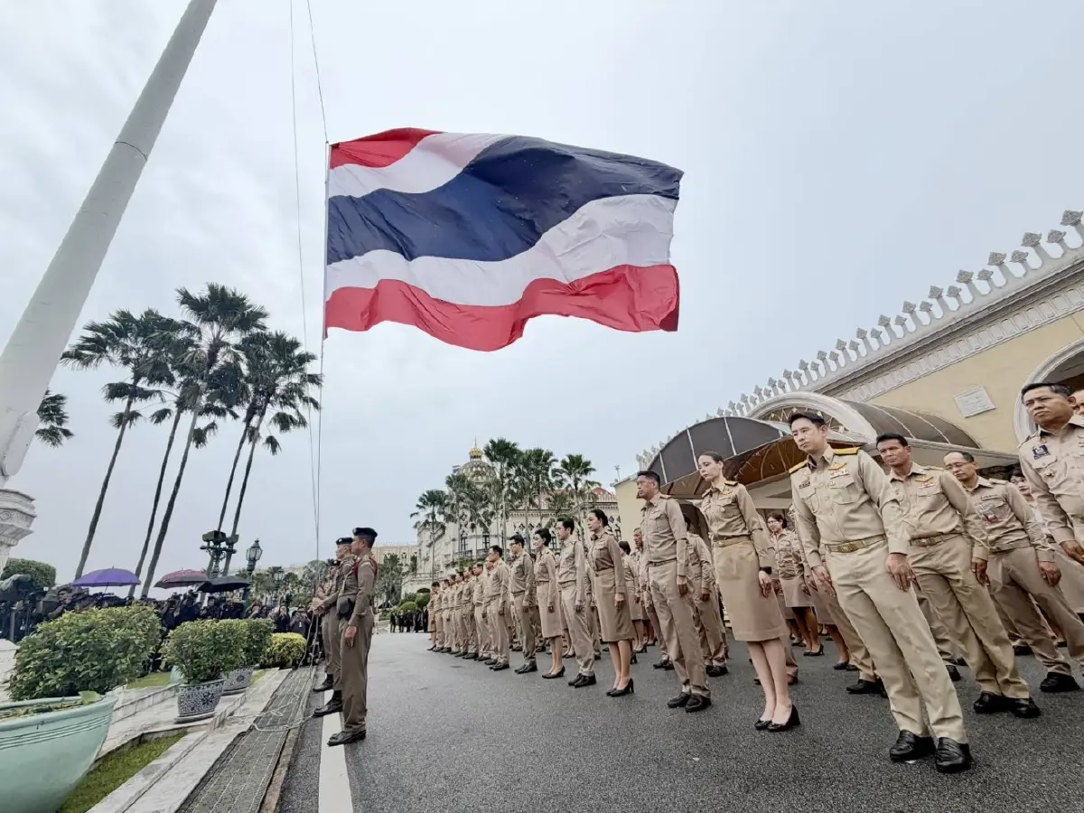‘อนุทิน’ ควง ‘ครม.’ เคารพธงชาติ ร้องเพลงชาติไทย เนื่องในวันพระราชทานธงไทย