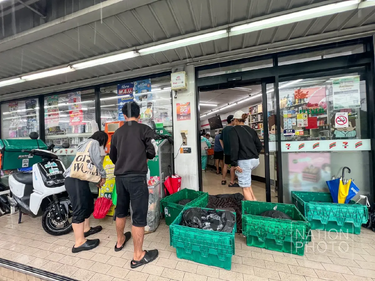 ใครทันใครได้! น้ำท่วมกรุงเทพ 2569 รัชดาฯ โคม่า ตุนอาหาร 7-11 เกลี้ยง พบฝนแช่อีก