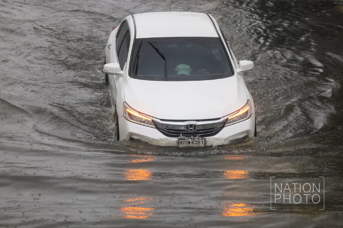 รถติดทั้งสาย! ฝนถล่มกรุงข้ามคืน 'รัชดาฯ' จมมิดทุกเลน รถดับนับสิบ