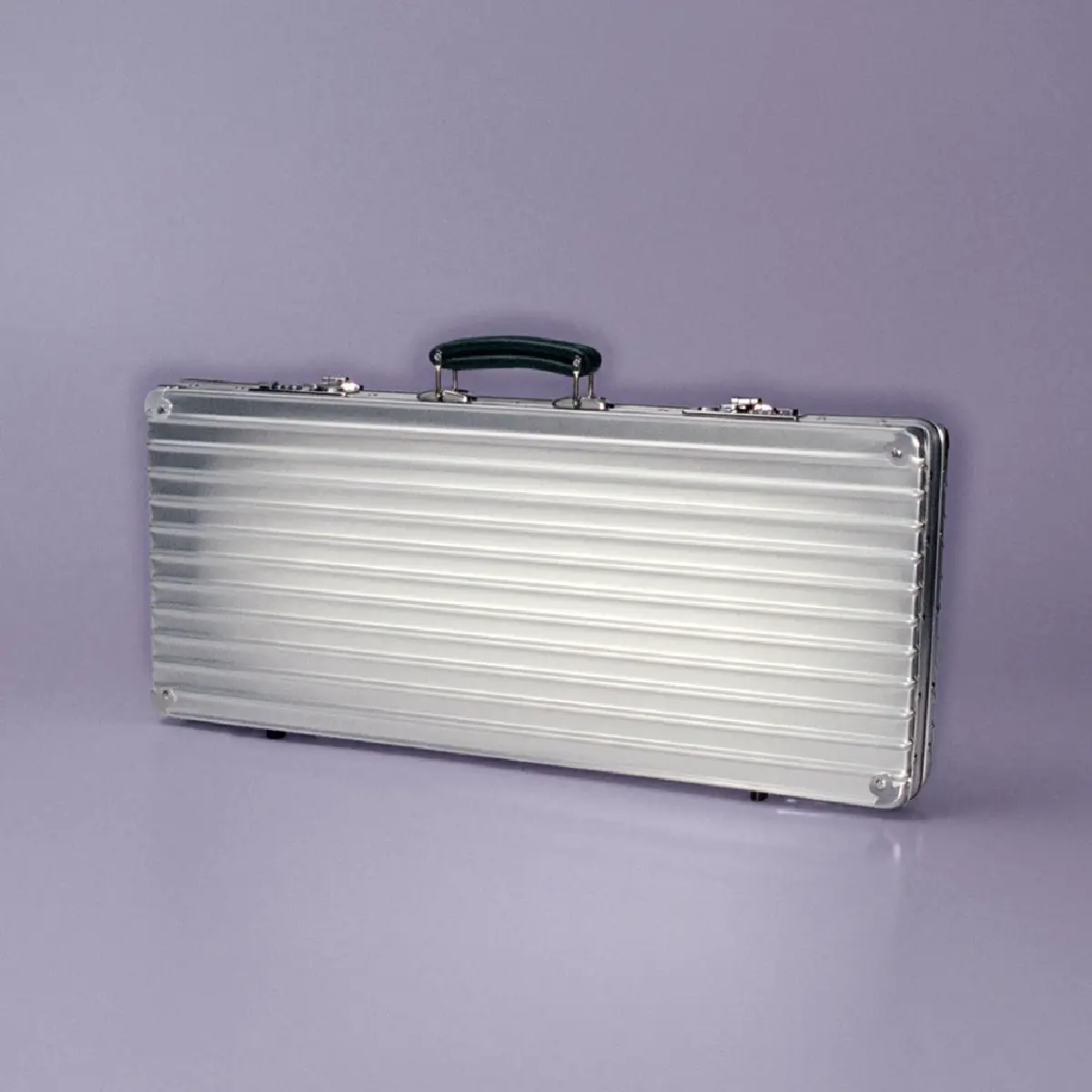 ระบายสีให้โลกจำ 'RIMOWA' จับมือ 'Faber-Castell' เปิดตัวกล่องดินสอสี 104,800 บาท