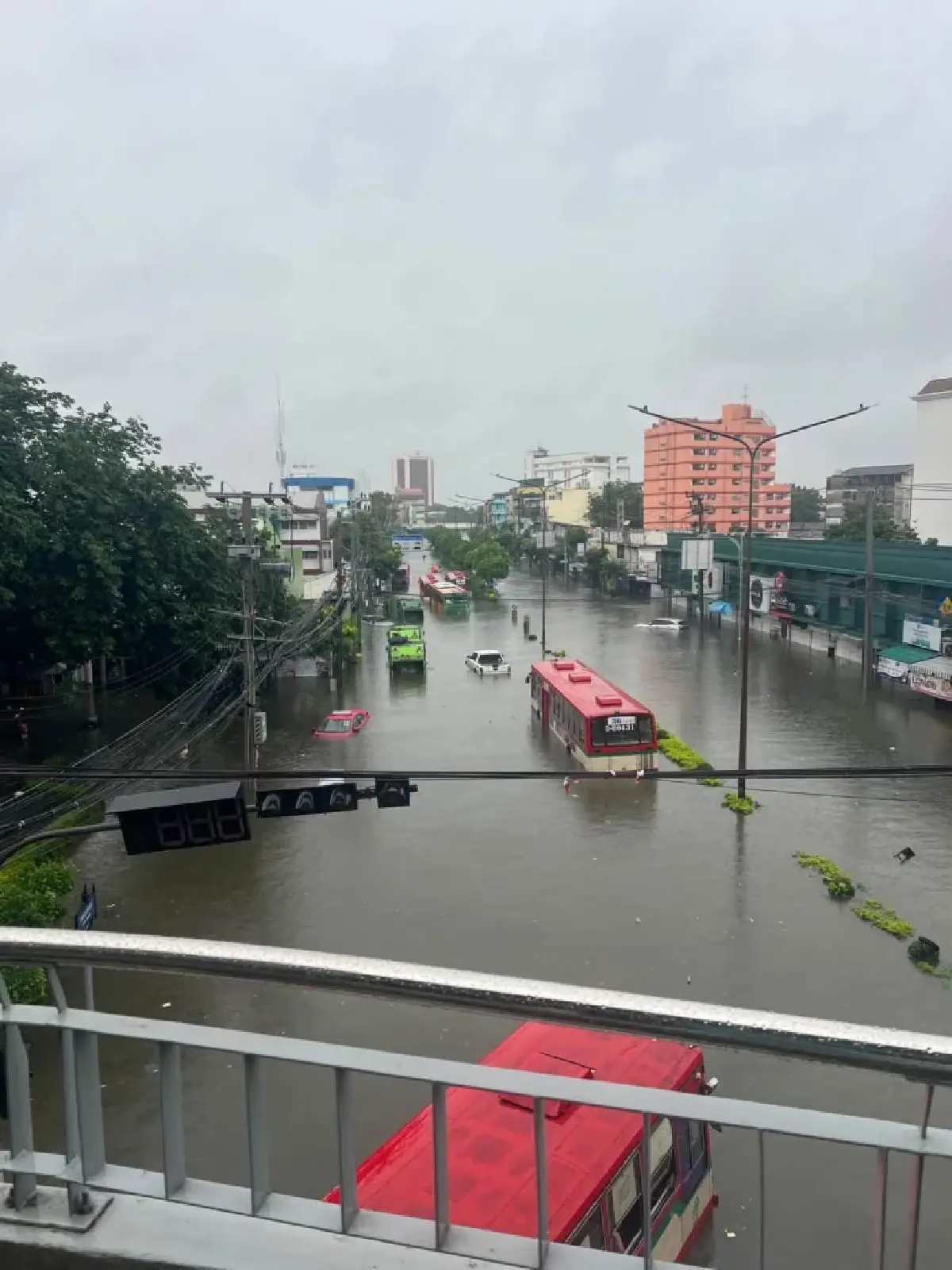 ใครทันใครได้! น้ำท่วมกรุงเทพ 2569 รัชดาฯ โคม่า ตุนอาหาร 7-11 เกลี้ยง พบฝนแช่อีก