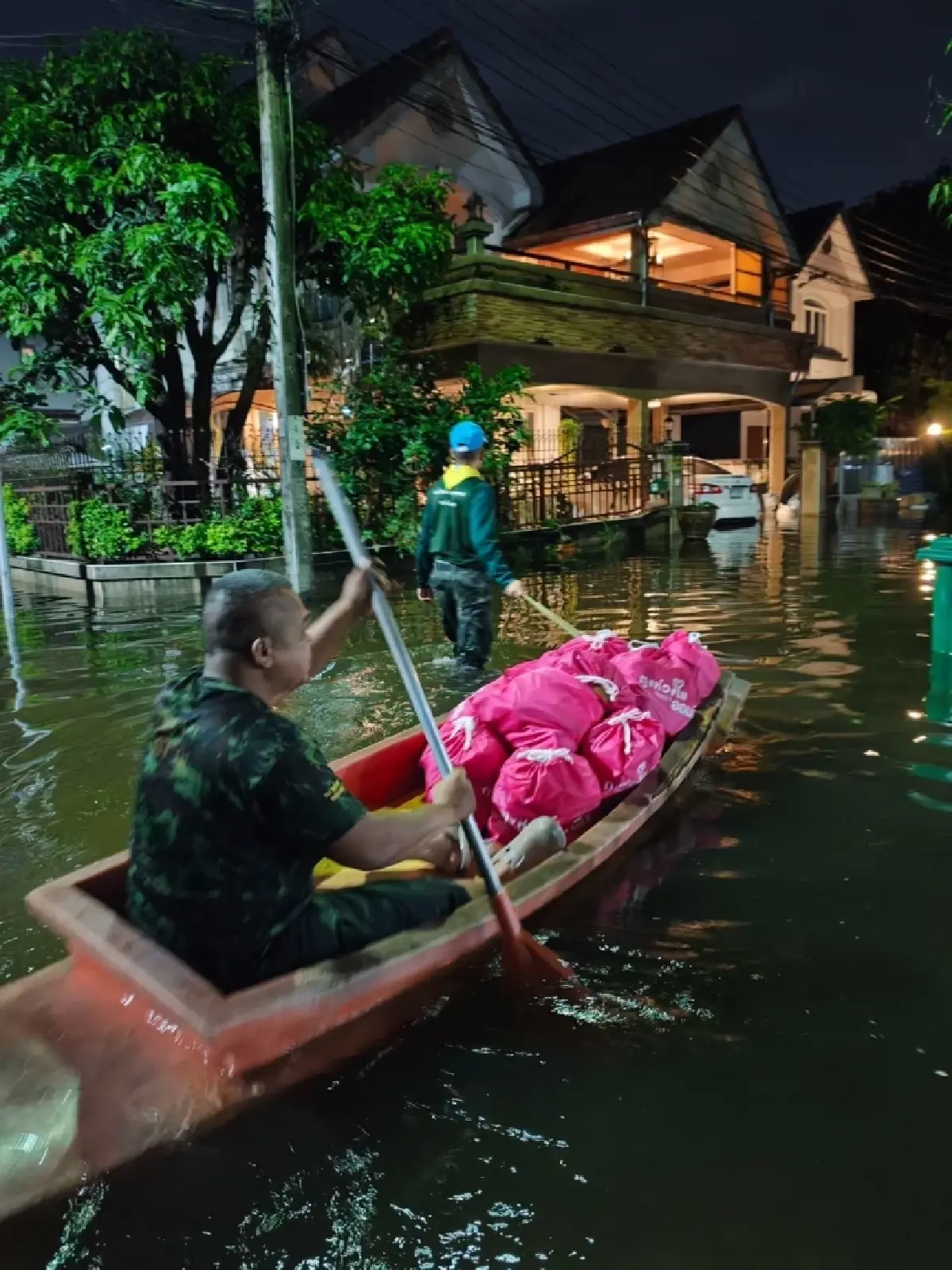 ’ออมสิน‘ ช่วยผู้ประสบภัยน้ำท่วมต่อเนื่อง เพิ่มจุดส่งมอบอาหาร-น้ำดื่ม ของใช้ยังชีพ