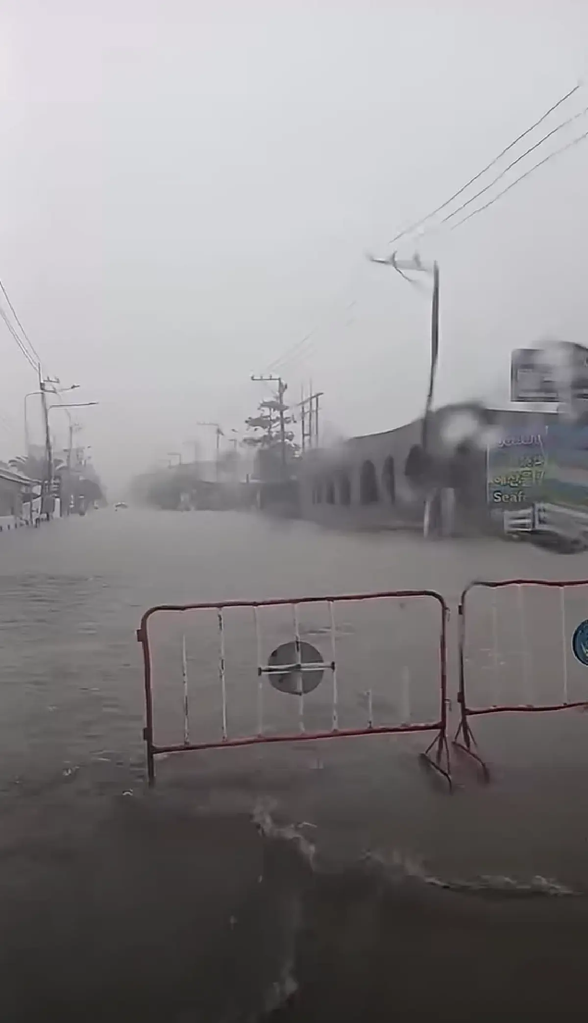 พัทยาฝนตกหนัก แยกมุมอร่อยจมมิด ปิดถนนสาย 3 น้ำไหลเชี่ยว-ท่วมแรง
