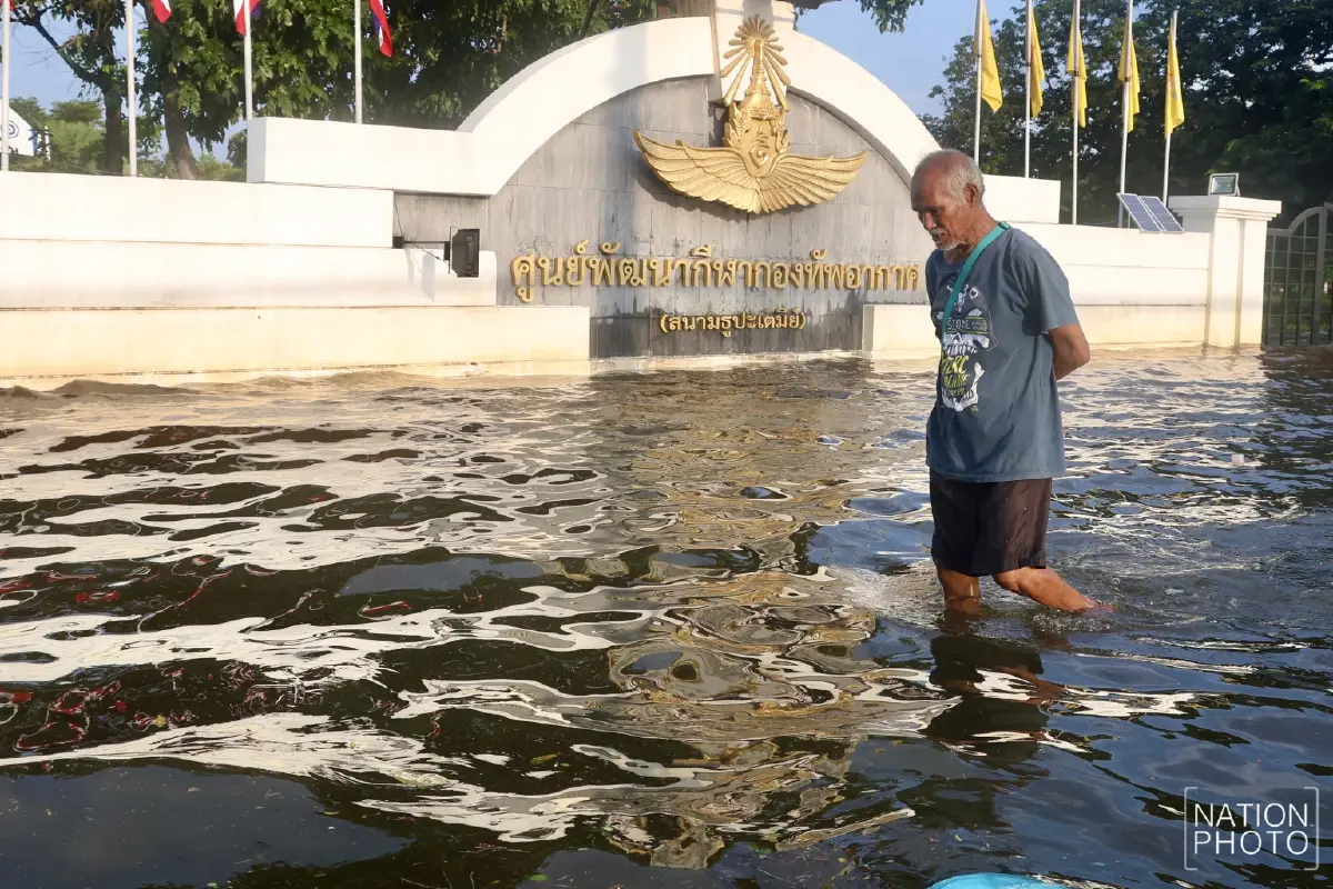 สัญจรลำบาก! น้ำท่วมธูปะเตมีย์ ระดับน้ำยังสูง มวลน้ำเหนือจ่อซ้ำ