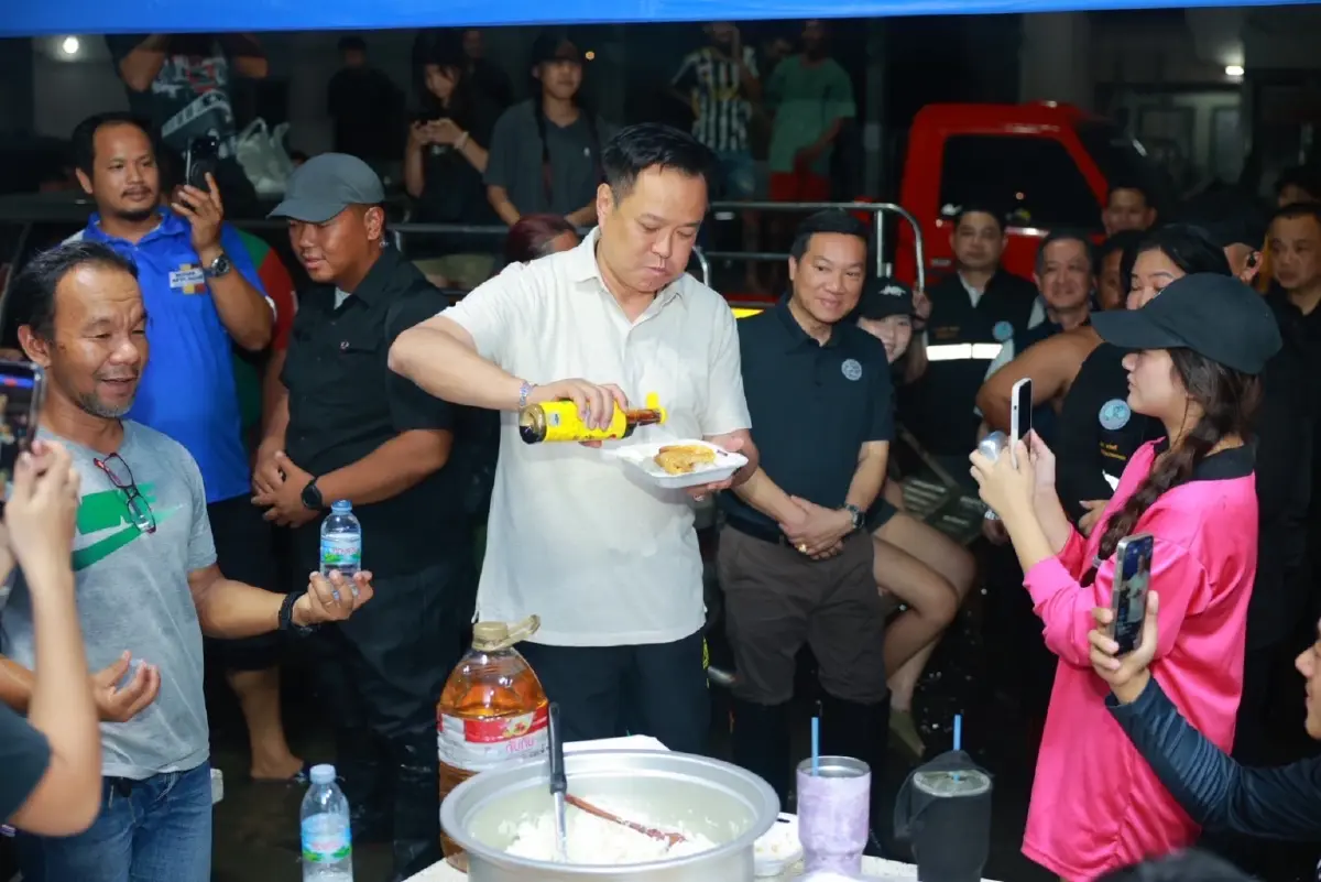 ‘อนุทิน’ แจกเงินหัวละพัน ให้ชาวบ้านโดน‘น้ำท่วม กทม.’ ย่านสายไหม’