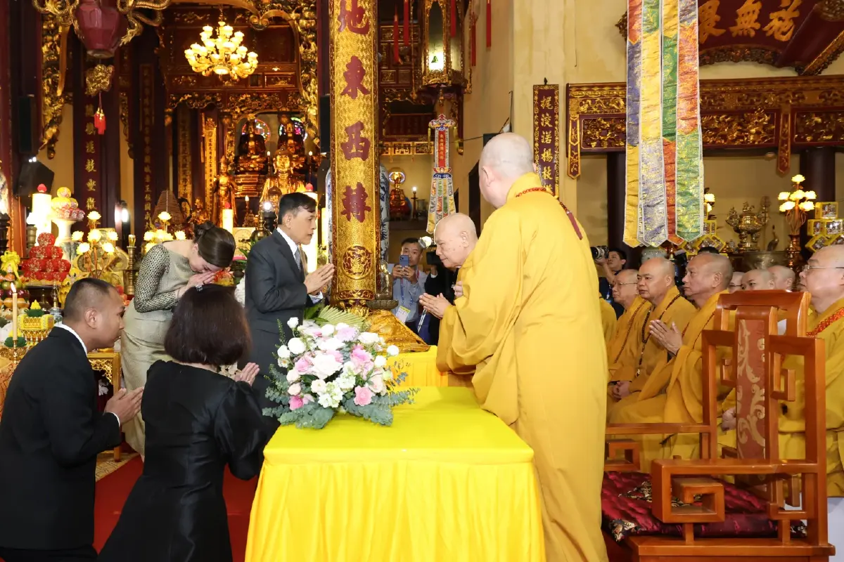 ในหลวง-พระราชินี ทรงวางพวงมาลา อนุสาวรีย์วีรชน-เสด็จฯ วัดกว๋านสือ
