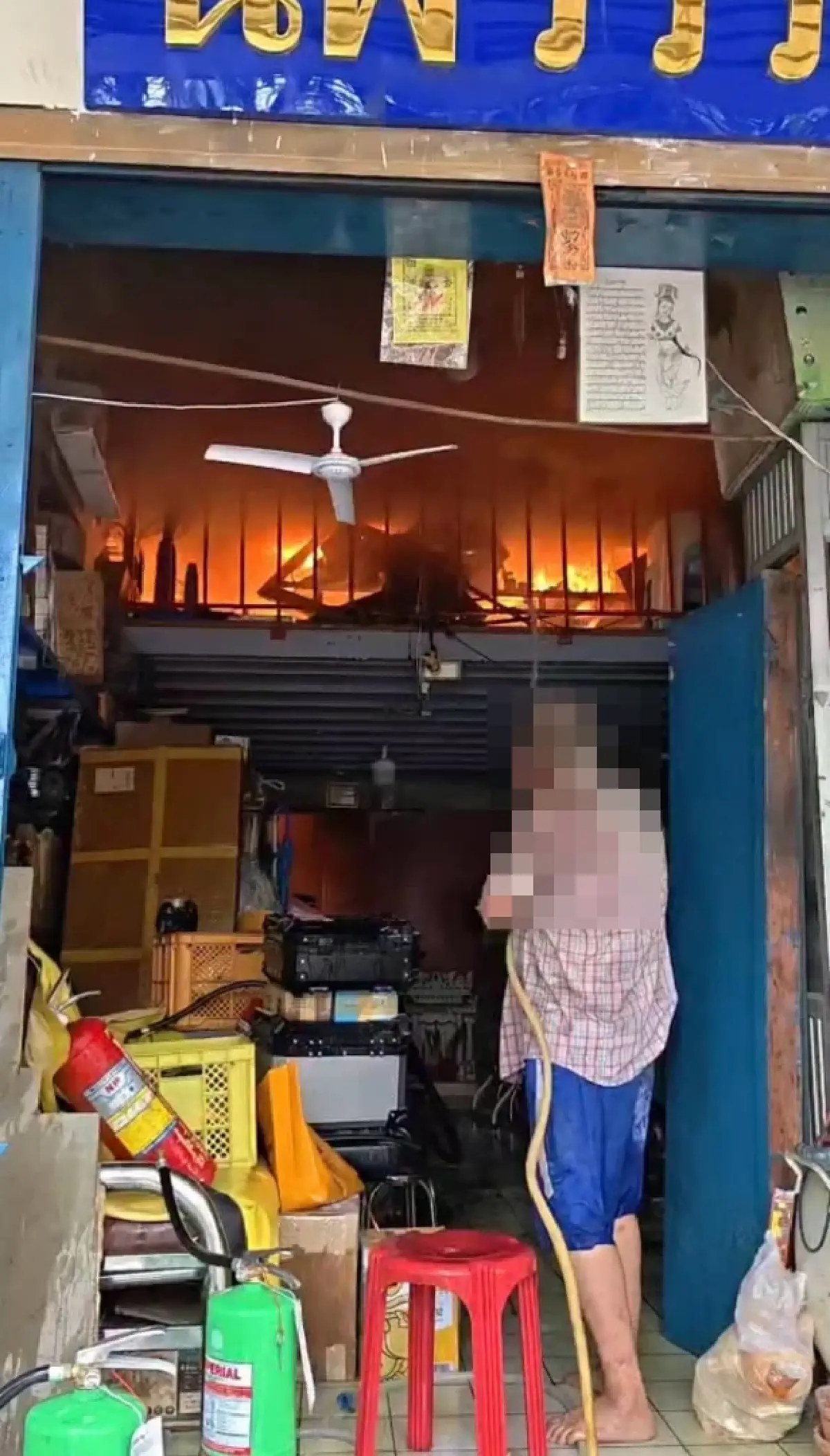 ด่วน! ไฟไหม้อาคารย่านบางซื่อ ตรงข้ามวัดสร้อยทอง เจ็บแล้ว 2 ราย