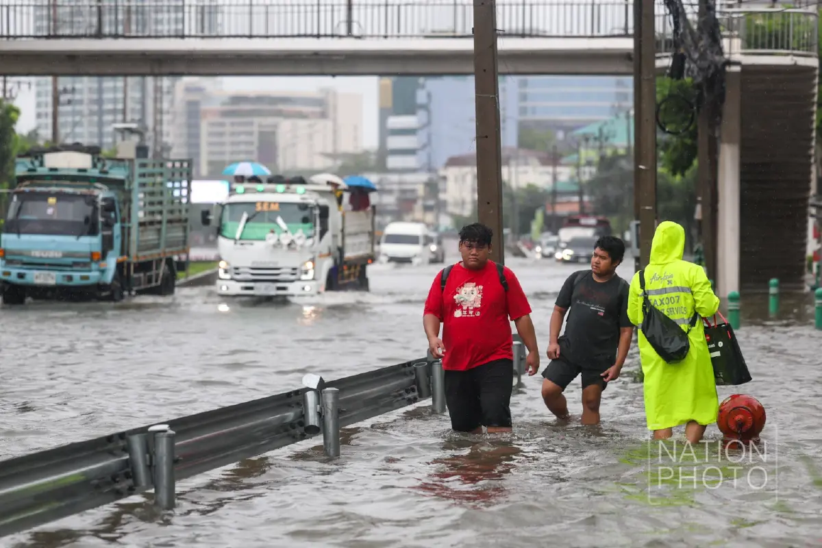 รถติดทั้งสาย! ฝนถล่มกรุงข้ามคืน 'รัชดาฯ' จมมิดทุกเลน รถดับนับสิบ
