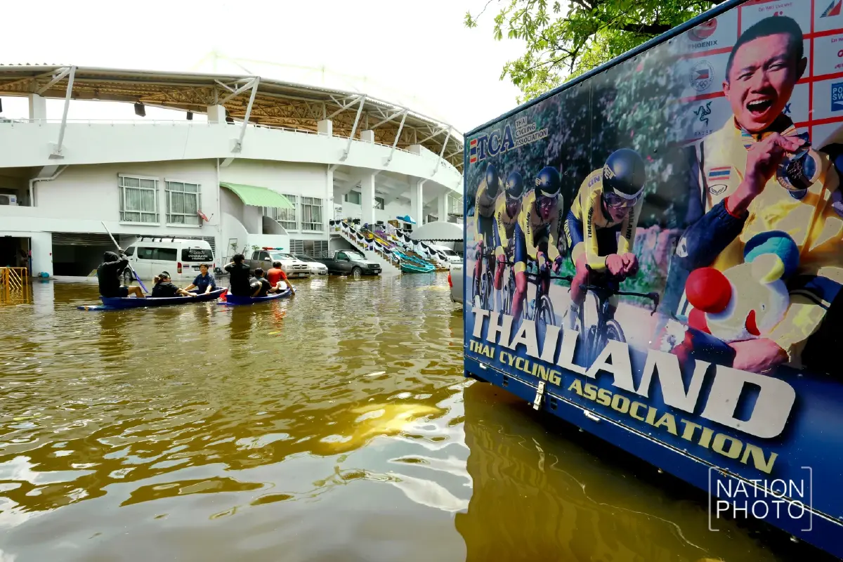 ภาพชุดวันนี้ น้ำท่วมขังรอบสนามราชมังคลาฯ ย่านหัวหมาก