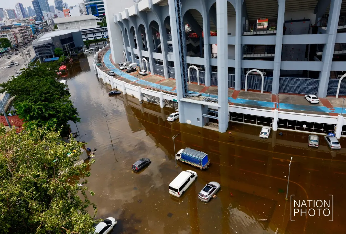 ภาพชุดวันนี้ น้ำท่วมขังรอบสนามราชมังคลาฯ ย่านหัวหมาก