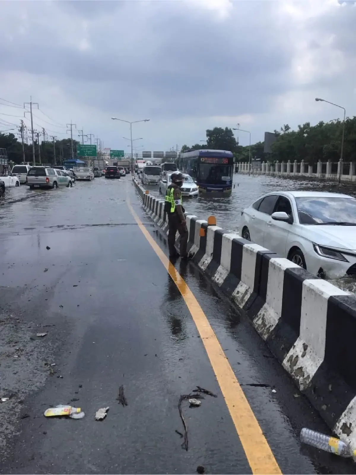 เช็กเส้นทาง! น้ำท่วมหน้าอนุสรณ์สถาน 40-70 ซม. ปิดเลี้ยวเข้าลำลูกกา