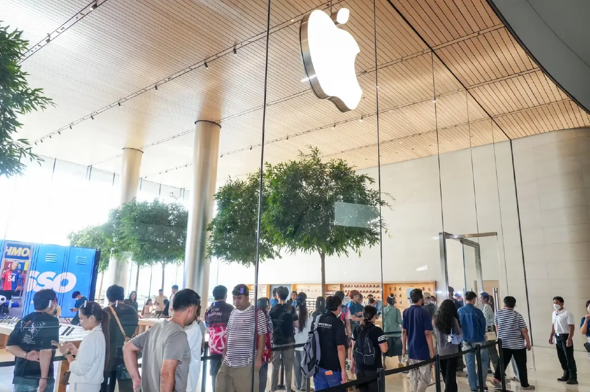 Apple Store ICONSIAM คึกคัก รับ iPhone 18 วันแรก ลูกค้าต่อคิวตั้งแต่ก่อนเปิดร้าน