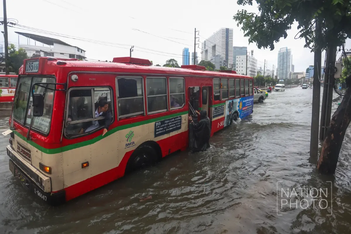 รถติดทั้งสาย! ฝนถล่มกรุงข้ามคืน 'รัชดาฯ' จมมิดทุกเลน รถดับนับสิบ