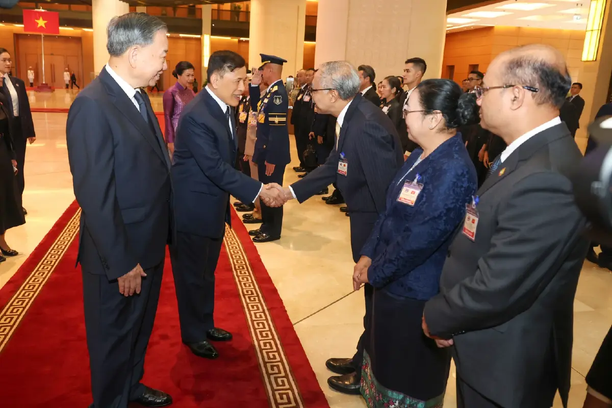 ในหลวง-พระราชินี ทรงร่วมพิธีรับเสด็จอย่างเป็นทางการ ในโอกาสเสด็จฯเยือนเวียดนาม