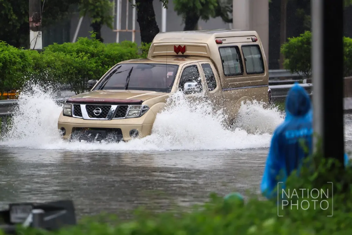 รถติดทั้งสาย! ฝนถล่มกรุงข้ามคืน 'รัชดาฯ' จมมิดทุกเลน รถดับนับสิบ