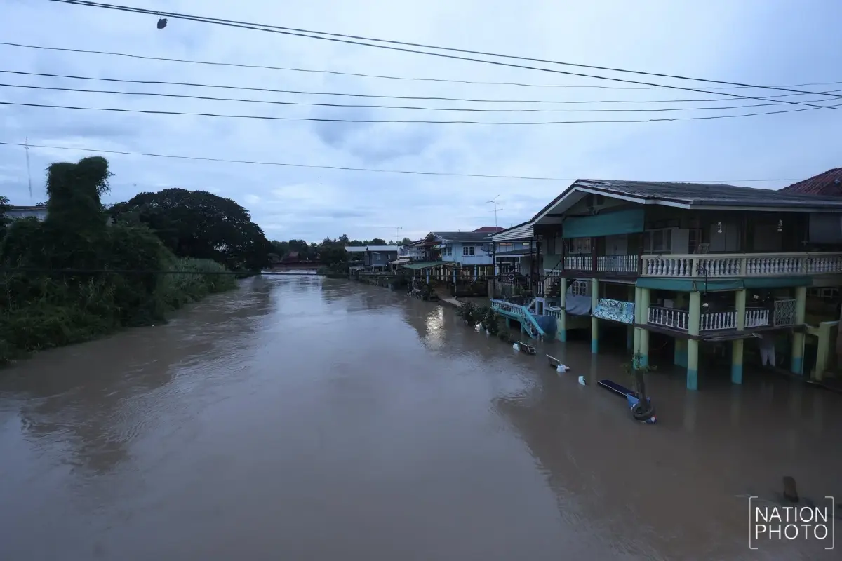 มวลน้ำทะลักท่วมบางบาล คืนเดียวสูงเกือบ 1 เมตร เตือนเร่งขนของขึ้นที่สูง