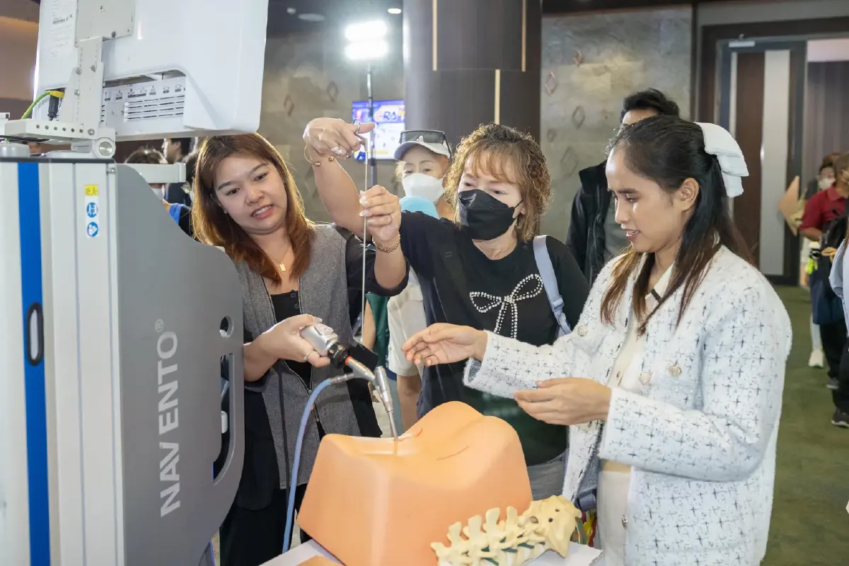 รพ.จุฬาภรณ์ โชว์หุ่นยนต์ผ่าตัดกระดูกสันหลังชูธงงาน 'CRA MOVE FORWARD'