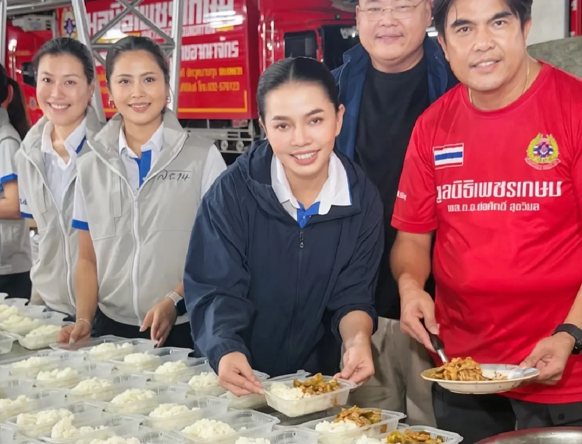 สุขสมรวย' นำทีมตั้งโรงครัว ช่วยผู้ประสบภัยน้ำท่วม กทม. 2 หมื่นกล่องต่อวัน