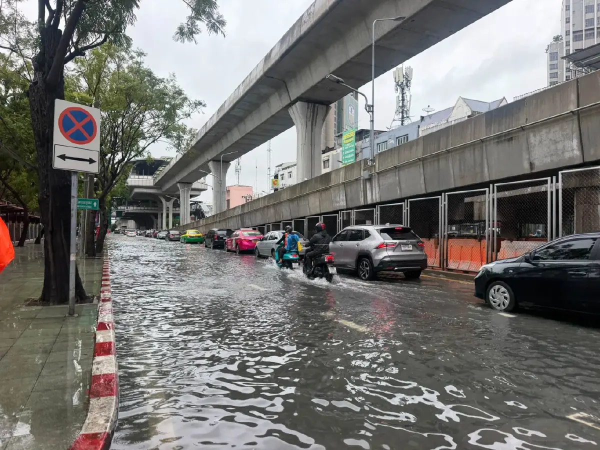 ฝนถล่มกรุง กทม. อัปเดตจุดน้ำท่วมขังบนถนนสายหลัก เร่งระบายน้ำต่อเนื่อง