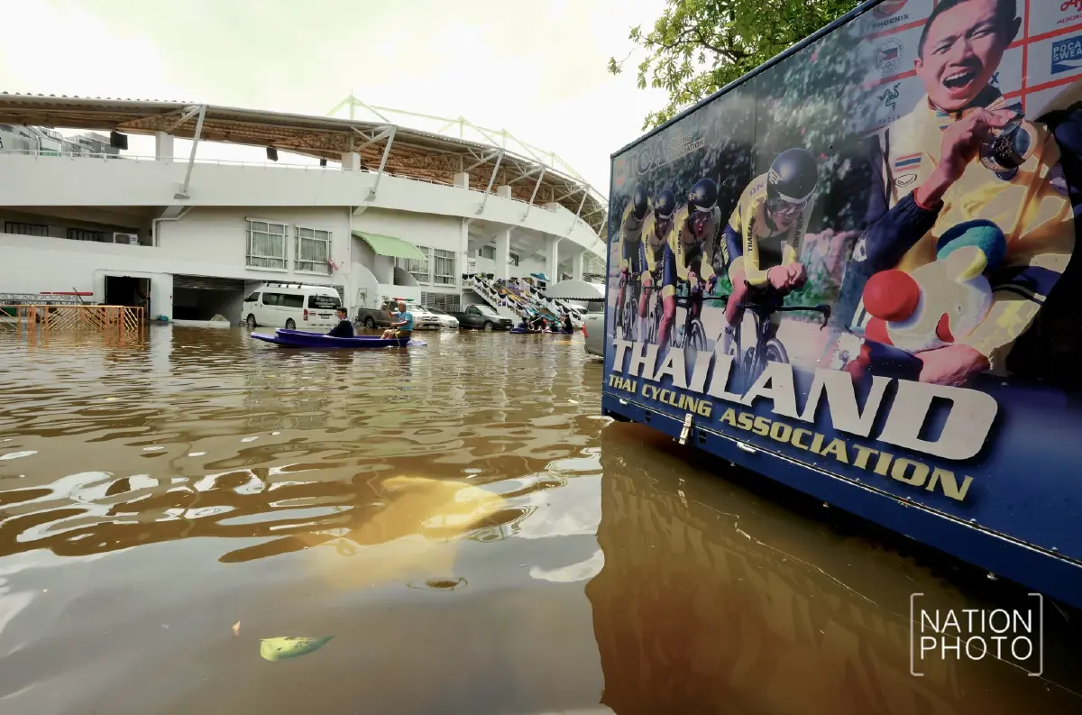 ภาพชุดวันนี้ น้ำท่วมขังรอบสนามราชมังคลาฯ ย่านหัวหมาก