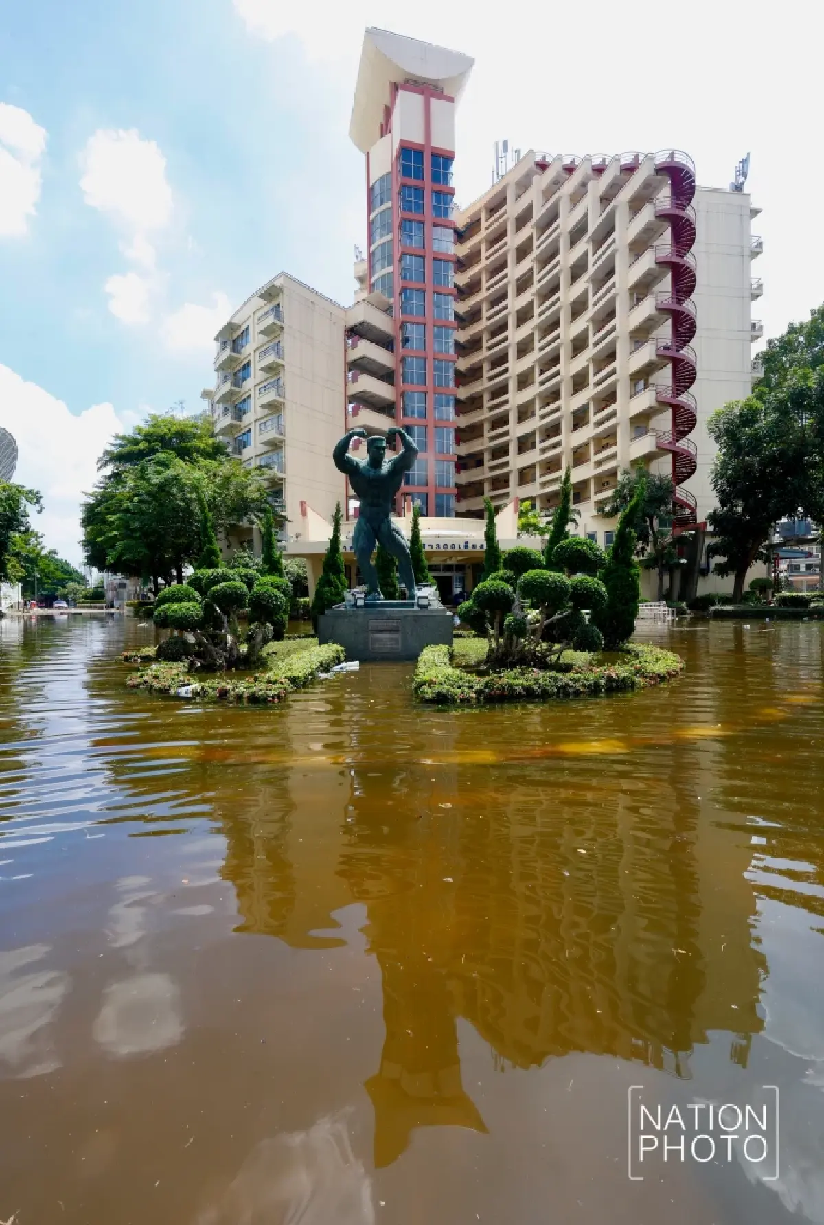 ภาพชุดวันนี้ น้ำท่วมขังรอบสนามราชมังคลาฯ ย่านหัวหมาก