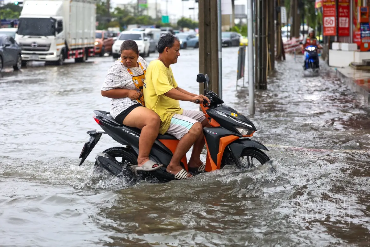 'แยกกิ่งแก้ว-ลาดกระบัง' จมอ่วม! ฝนตกทั้งคืน น้ำท่วมมิดทางเท้า
