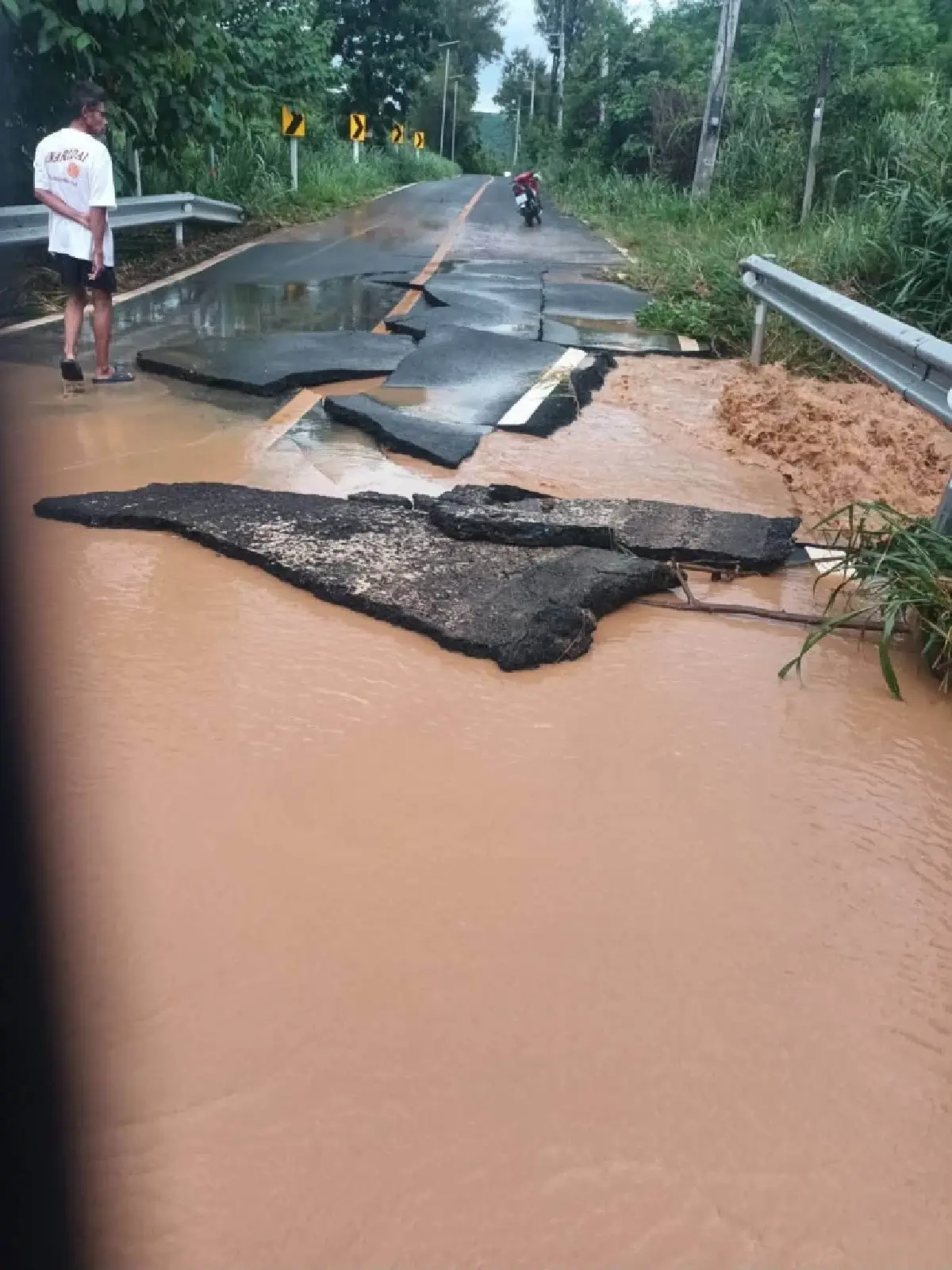 ฝนตกหนักมวกเหล็ก สระบุรี น้ำหลากท่วมบ้าน-ถนน กระทบกว่า 25 ครัวเรือน