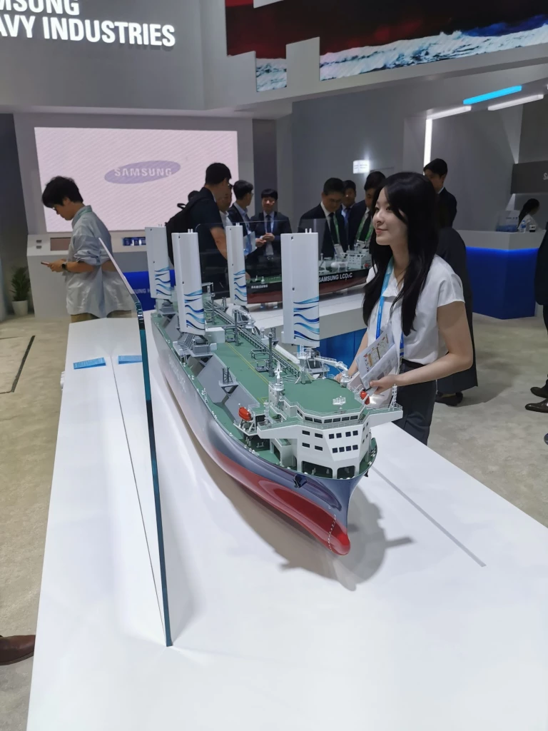 รู้จัก ‘เรือยักษ์ FLNG’ ผลิต LNG ได้เองจากกลางทะเล พร้อมส่งออกขายได้ทันที