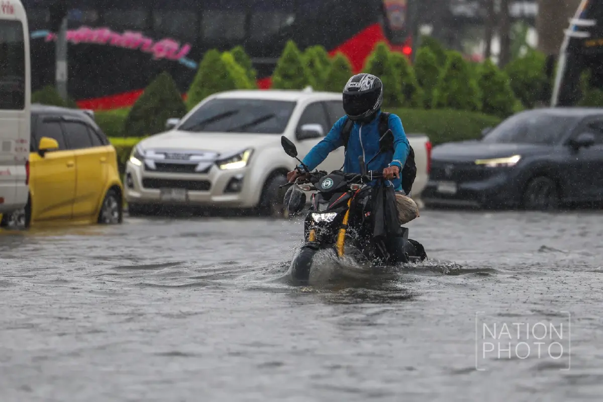 'แยกกิ่งแก้ว-ลาดกระบัง' จมอ่วม! ฝนตกทั้งคืน น้ำท่วมมิดทางเท้า