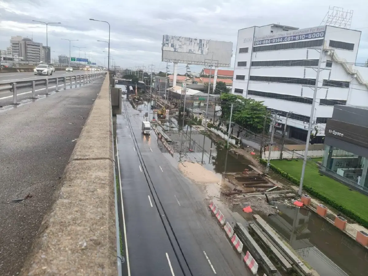 น้ำท่วม กทม. ล่าสุด วิภาวดีฯ น้ำลด รถผ่านได้แล้ว ส่วนบางกะปิยังท่วมสูง