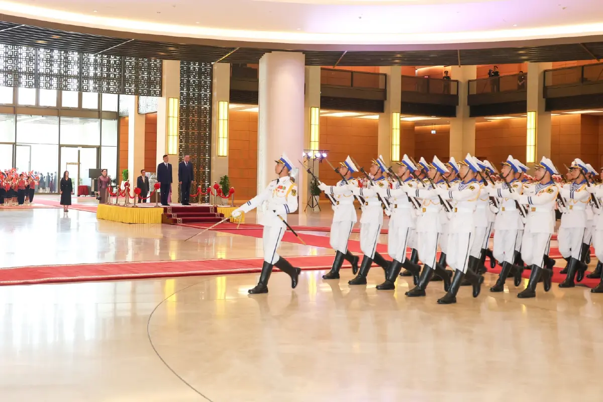 ในหลวง-พระราชินี ทรงร่วมพิธีรับเสด็จอย่างเป็นทางการ ในโอกาสเสด็จฯเยือนเวียดนาม