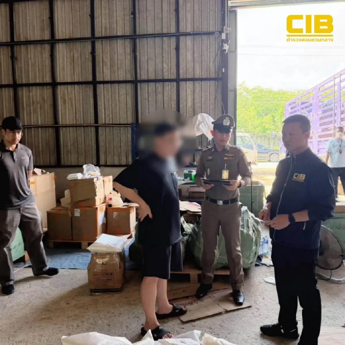 ทลายแหล่งซุกซ่อนกระเป๋าปลอมแบรนด์ดัง ตรวจยึดของกลาง 10,000 ชิ้น