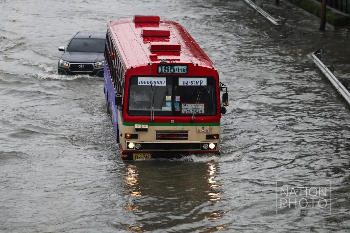 รถติดทั้งสาย! ฝนถล่มกรุงข้ามคืน 'รัชดาฯ' จมมิดทุกเลน รถดับนับสิบ