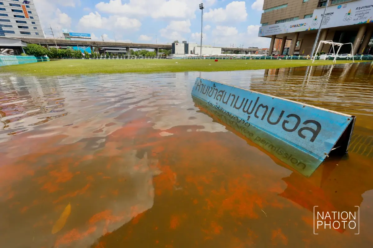 ภาพชุดวันนี้ น้ำท่วมขังรอบสนามราชมังคลาฯ ย่านหัวหมาก