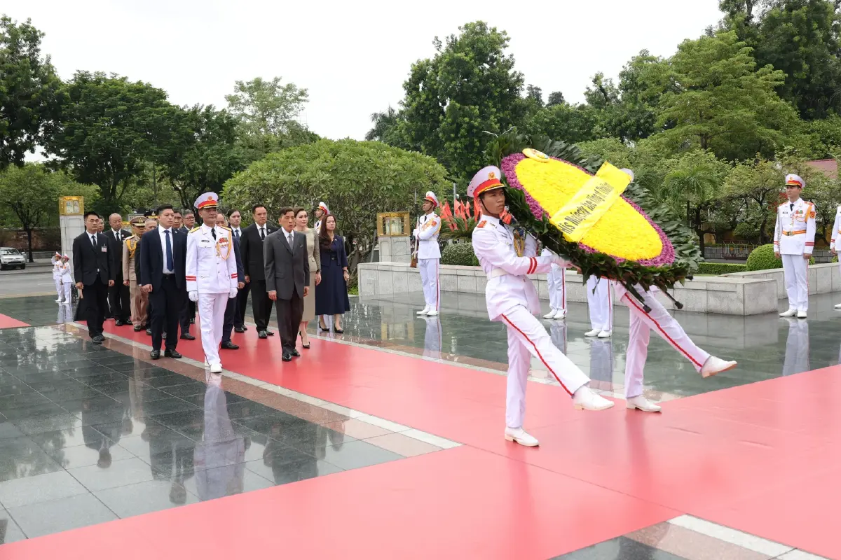 ในหลวง-พระราชินี ทรงวางพวงมาลา อนุสาวรีย์วีรชน-เสด็จฯ วัดกว๋านสือ