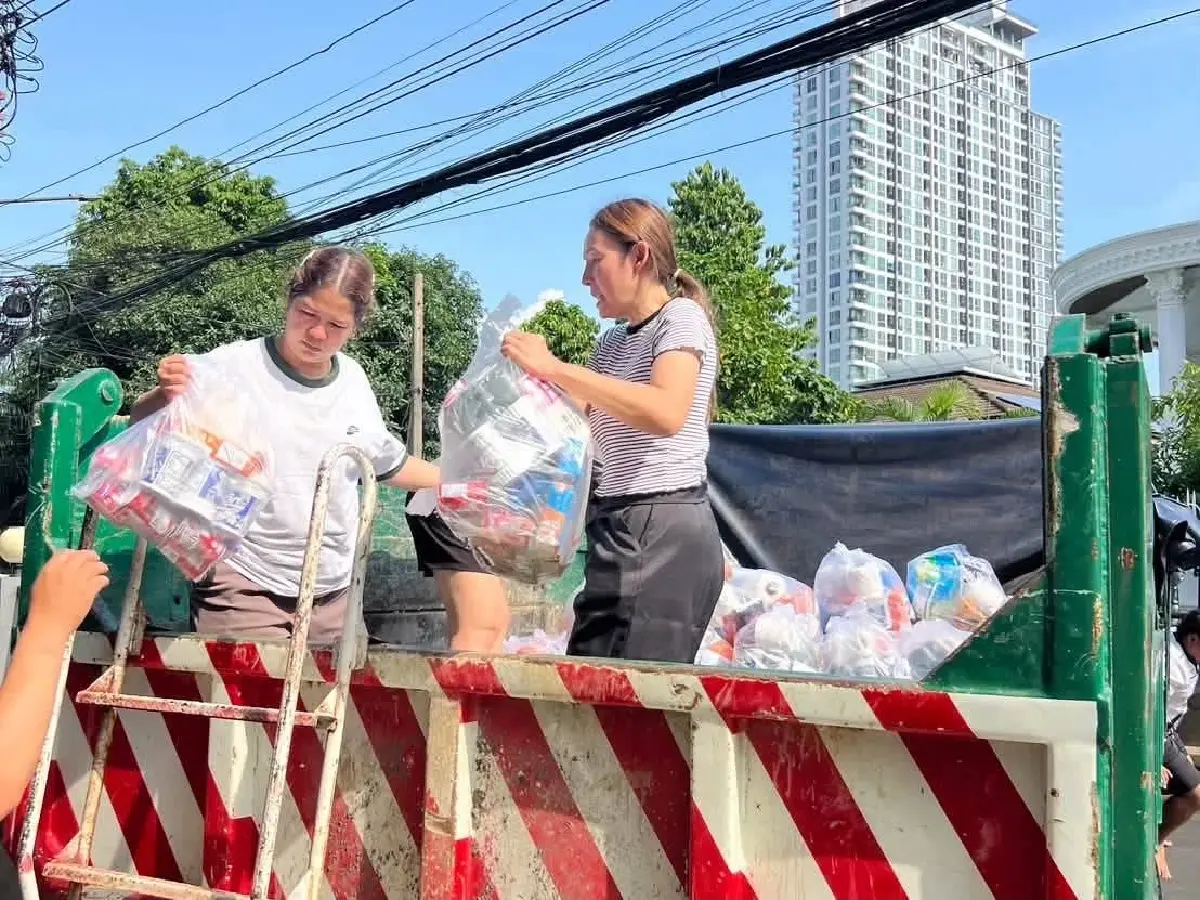 กทม. เร่งช่วยผู้ประสบภัยน้ำท่วม 15 เขต ส่งอาหาร-ถุงยังชีพถึงชุมชน