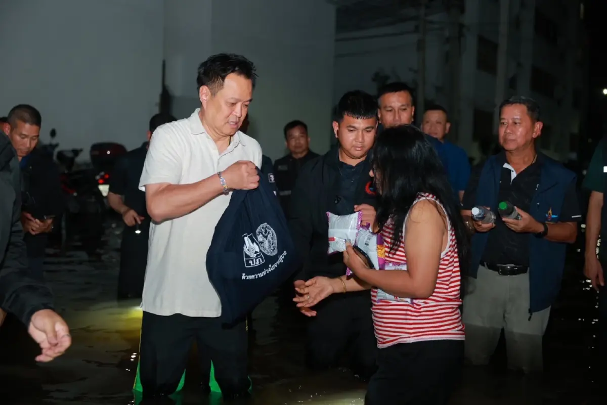 ‘อนุทิน’ แจกเงินหัวละพัน ให้ชาวบ้านโดน‘น้ำท่วม กทม.’ ย่านสายไหม’