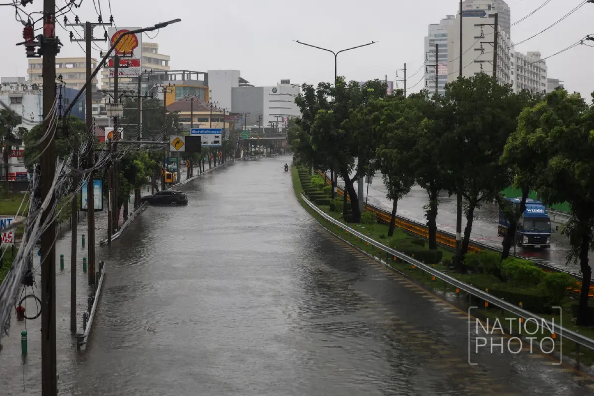 รถติดทั้งสาย! ฝนถล่มกรุงข้ามคืน 'รัชดาฯ' จมมิดทุกเลน รถดับนับสิบ