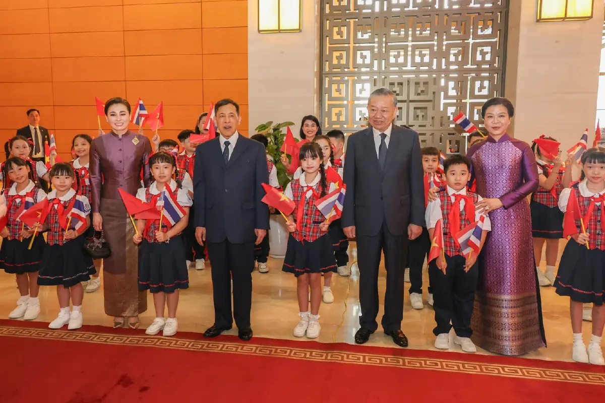 ในหลวง-พระราชินี ทรงร่วมพิธีรับเสด็จอย่างเป็นทางการ ในโอกาสเสด็จฯเยือนเวียดนาม