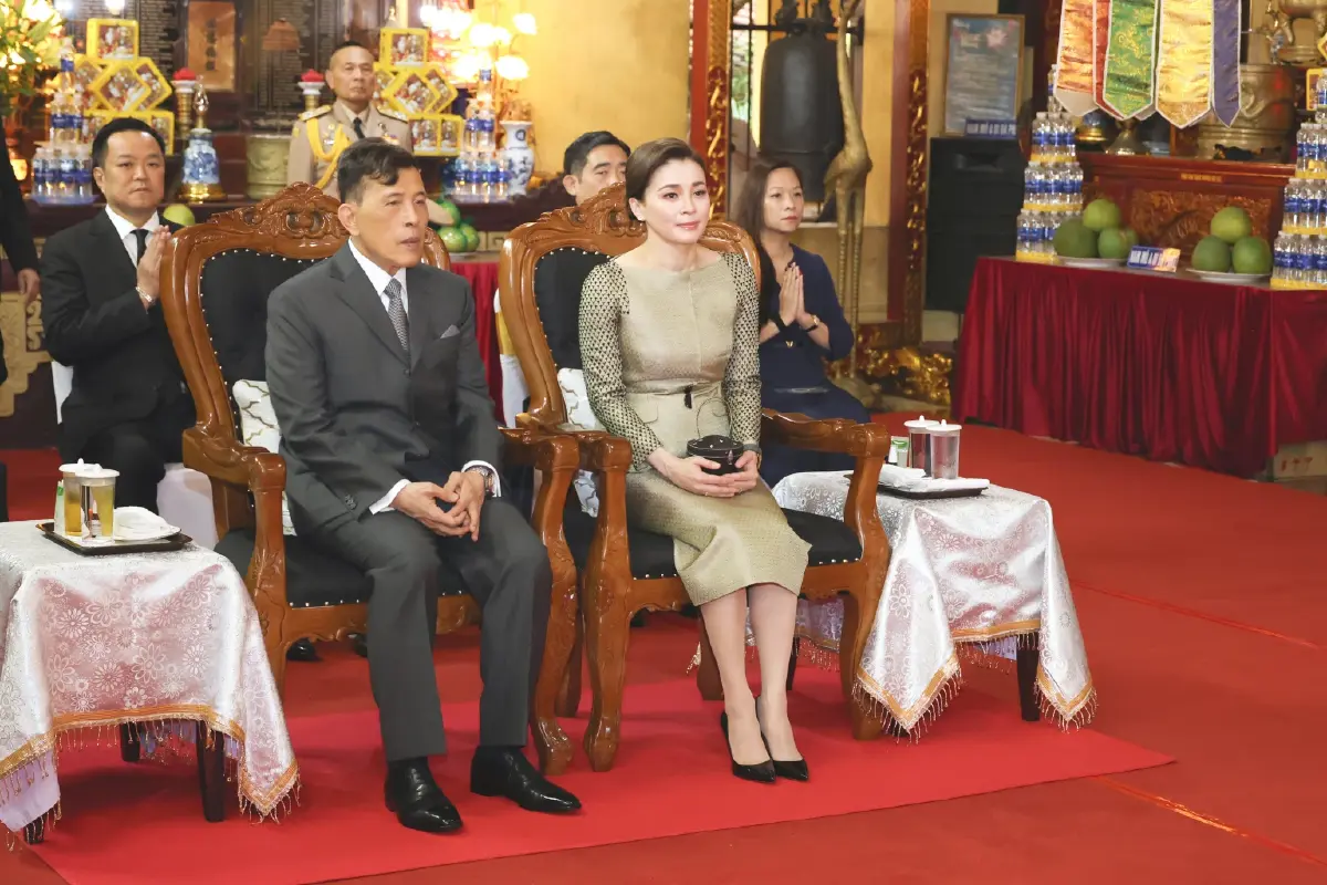 ในหลวง-พระราชินี ทรงวางพวงมาลา อนุสาวรีย์วีรชน-เสด็จฯ วัดกว๋านสือ