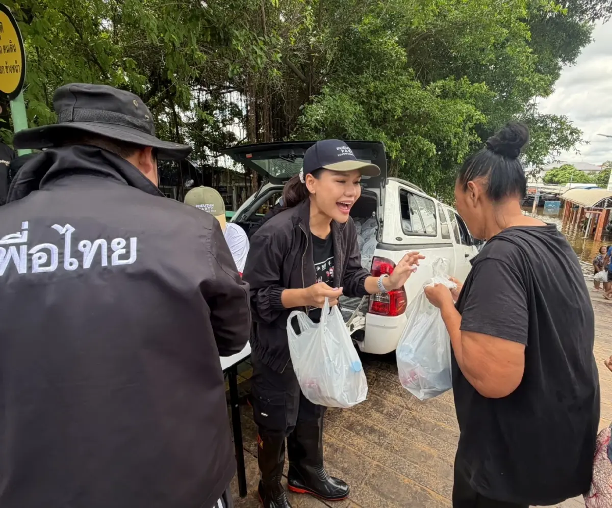 ‘เพื่อไทย’ ลุยน้ำท่วมมอบสิ่งของให้คนดอนเมืองบรรเทาความเดือดร้อน