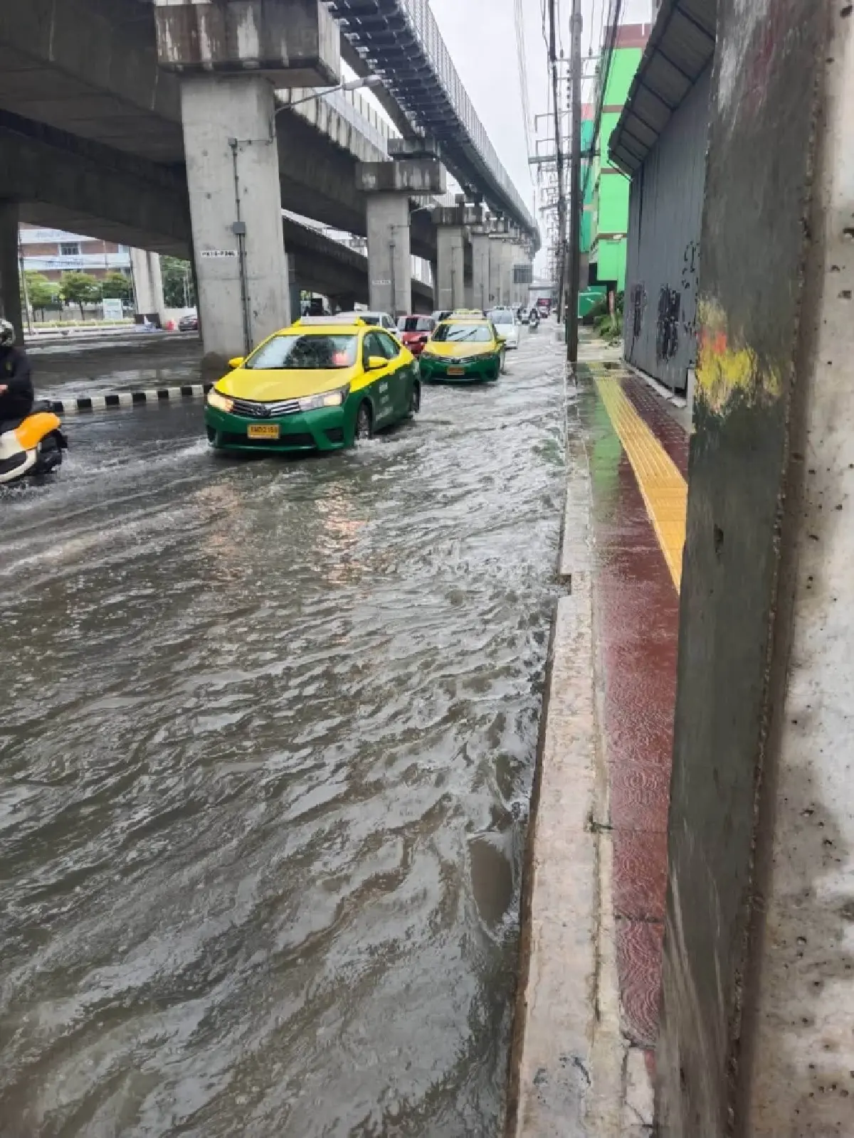 ฝนถล่มกรุง กทม. อัปเดตจุดน้ำท่วมขังบนถนนสายหลัก เร่งระบายน้ำต่อเนื่อง