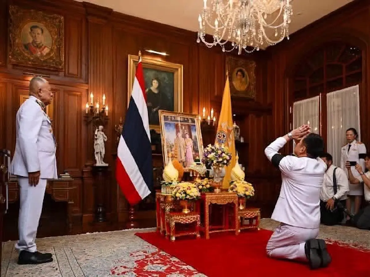 ‘ในหลวง-พระราชินี’ พระราชทานแจกันดอกไม้ เนื่องในวันเกิด ‘อนุทิน’